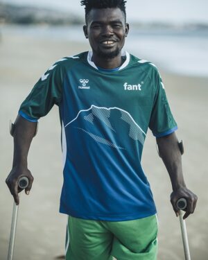 FANTs 10-års jubilæums-t-shirt ses her på en af vores lokale partnere fra Flying Stars Amputees i Sierra Leone.