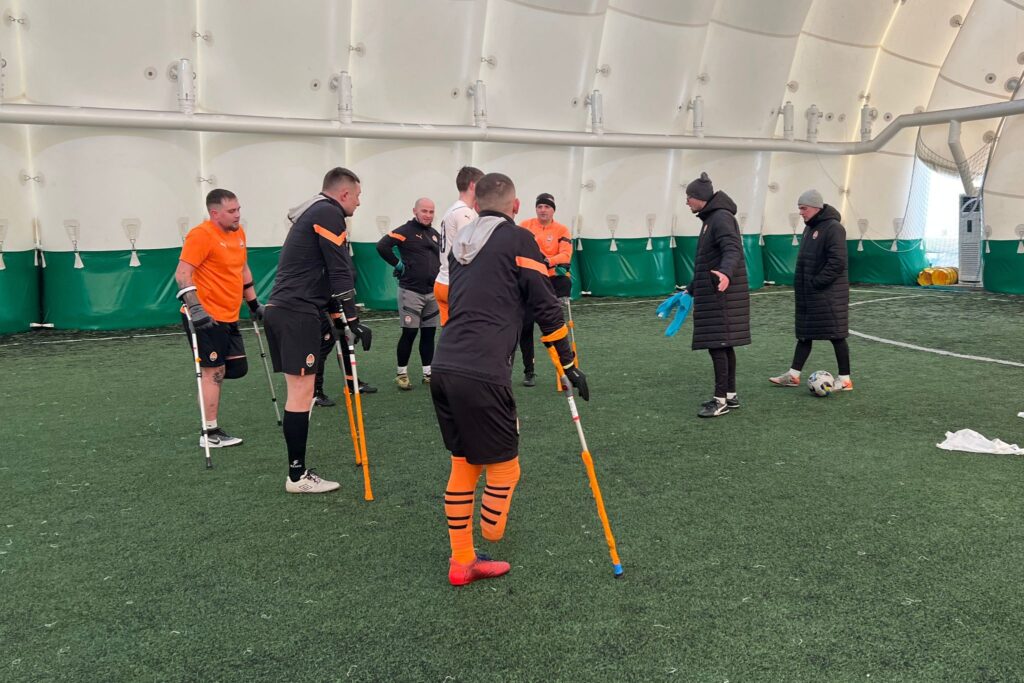 En gruppe amputerede krigsveteraner fra Ukraine spiller fodbold.