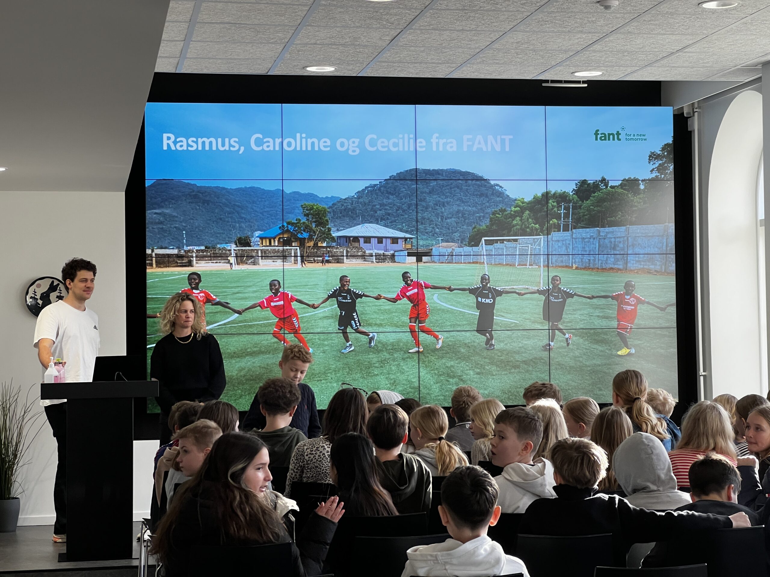 FANT præsenterer foran en klasse på Randers Realskole