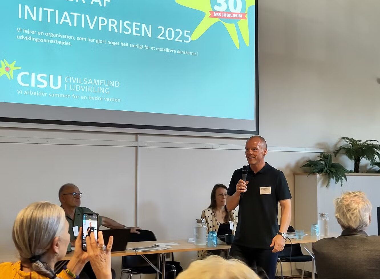 connected leadership lederkursus CISUs Initiativpris 2025 blev overrakt til FANTs bestyrelsesformand, Svend Stenberg Mølholt, på CISUs generalforsamling. Foto: Kim Jensen, Civilsamfund i Udvikling/CISU