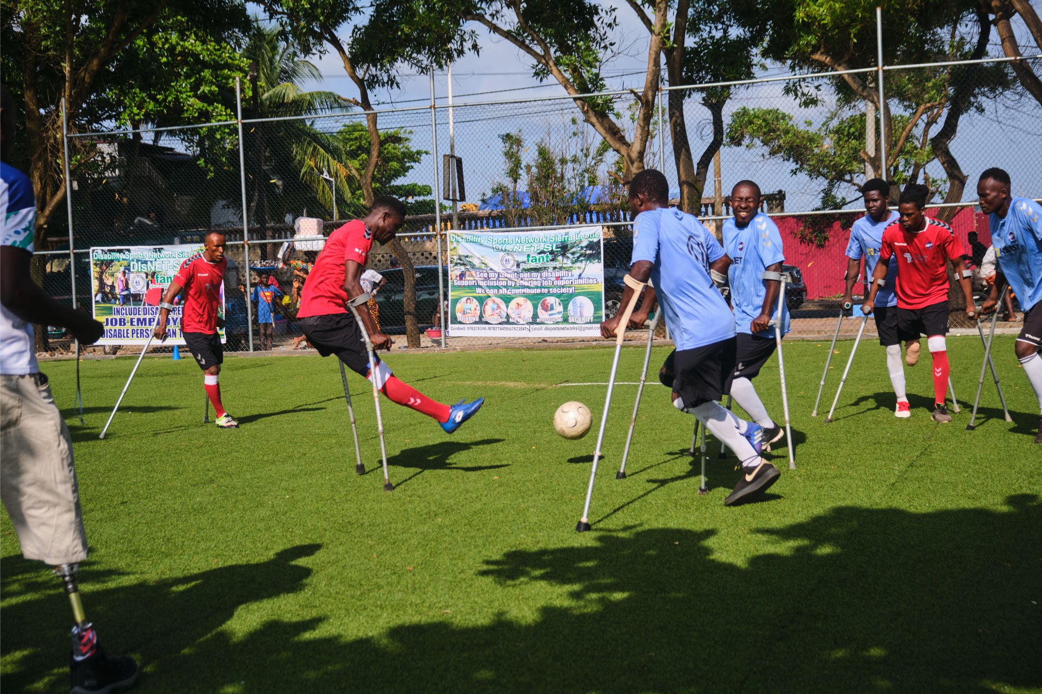 Amputerede fodboldspillere spiller kamp