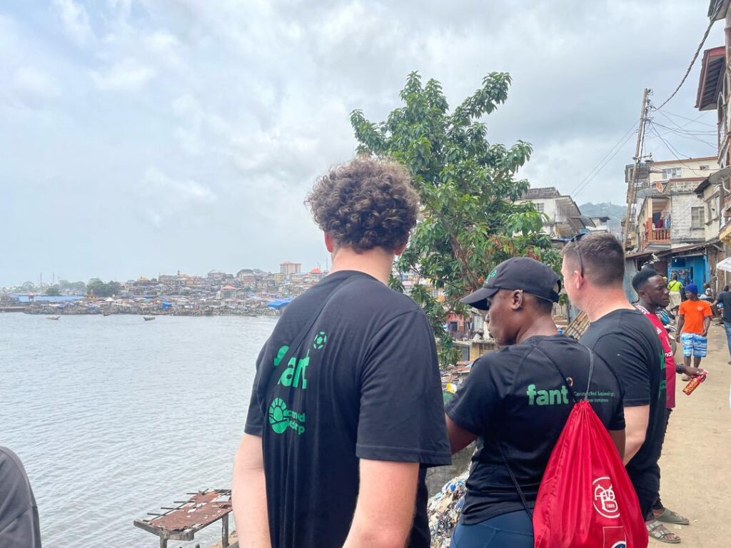 Partnerbesøg i Sierra Leone
Besøgende i Sierra Leone kigger udover vandet