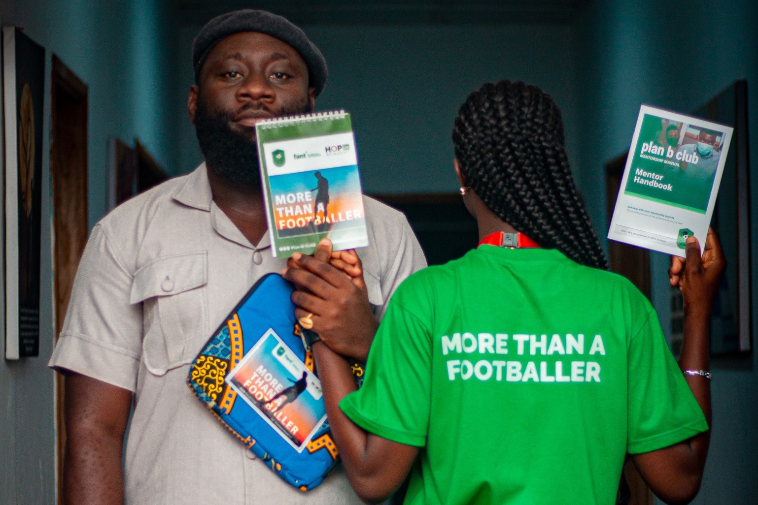 vejleder unge fodboldbillere i Ghana om karriere og uddannelse